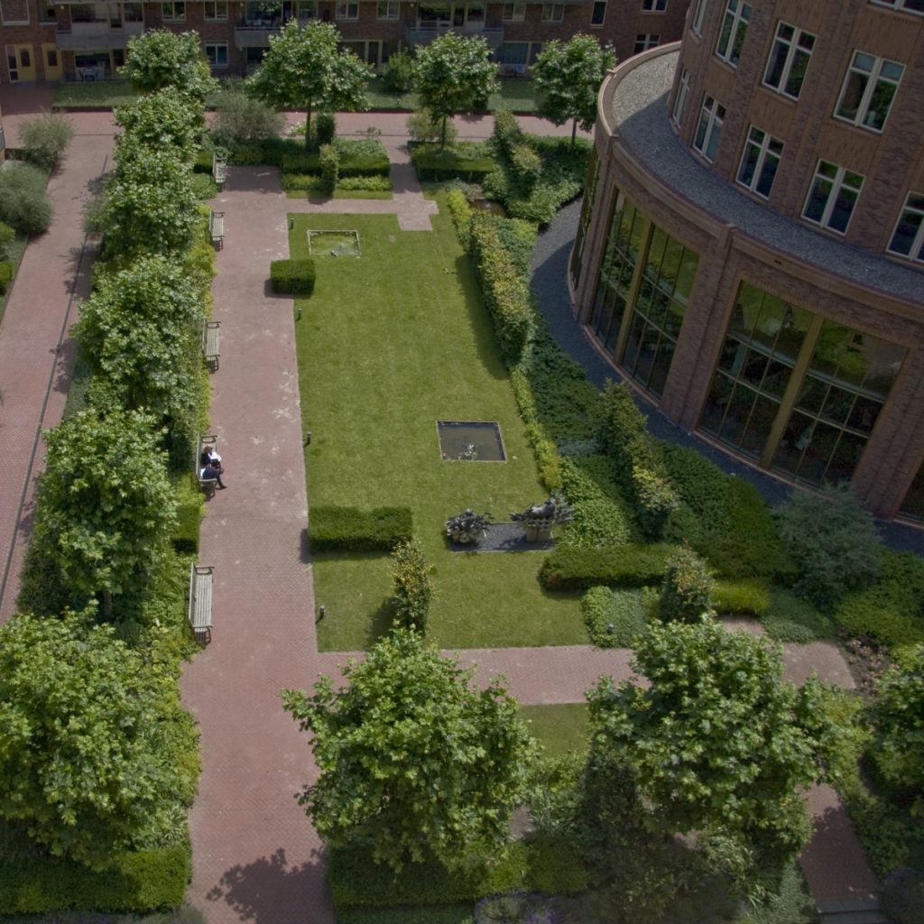 Copijn heeft op de daktuinen van Centre Court een gemeenschappelijke binnentuin ontworpen, zowel geschikt voor gebruikers van het kantoor als de omwonenden.