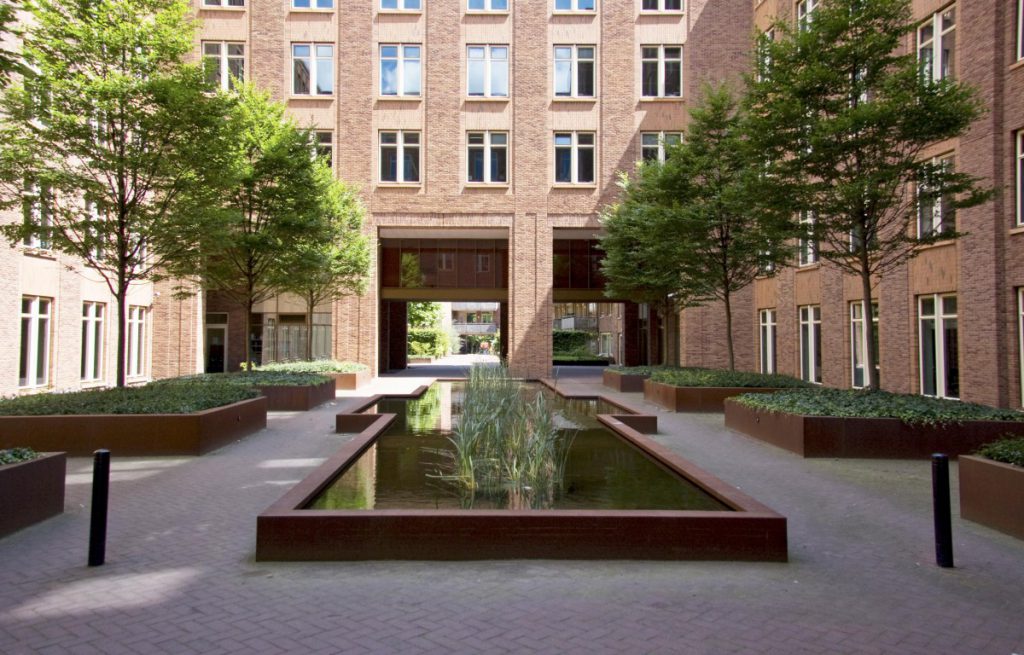 Copijn heeft op de daktuinen van Centre Court een gemeenschappelijke binnentuin ontworpen, zowel geschikt voor gebruikers van het kantoor als de omwonenden.